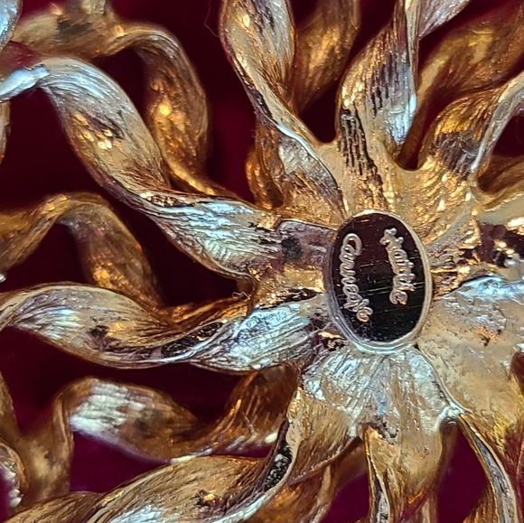 Hattie Carnegie Goldtone Brooch - Picture 4 of 5